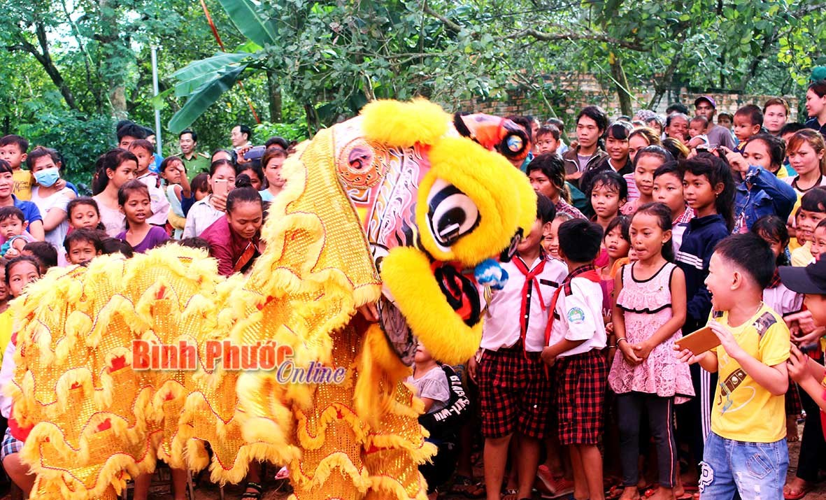 Mang trung thu đến với trẻ em vùng khó Mang trung thu đến với trẻ em vùng khó