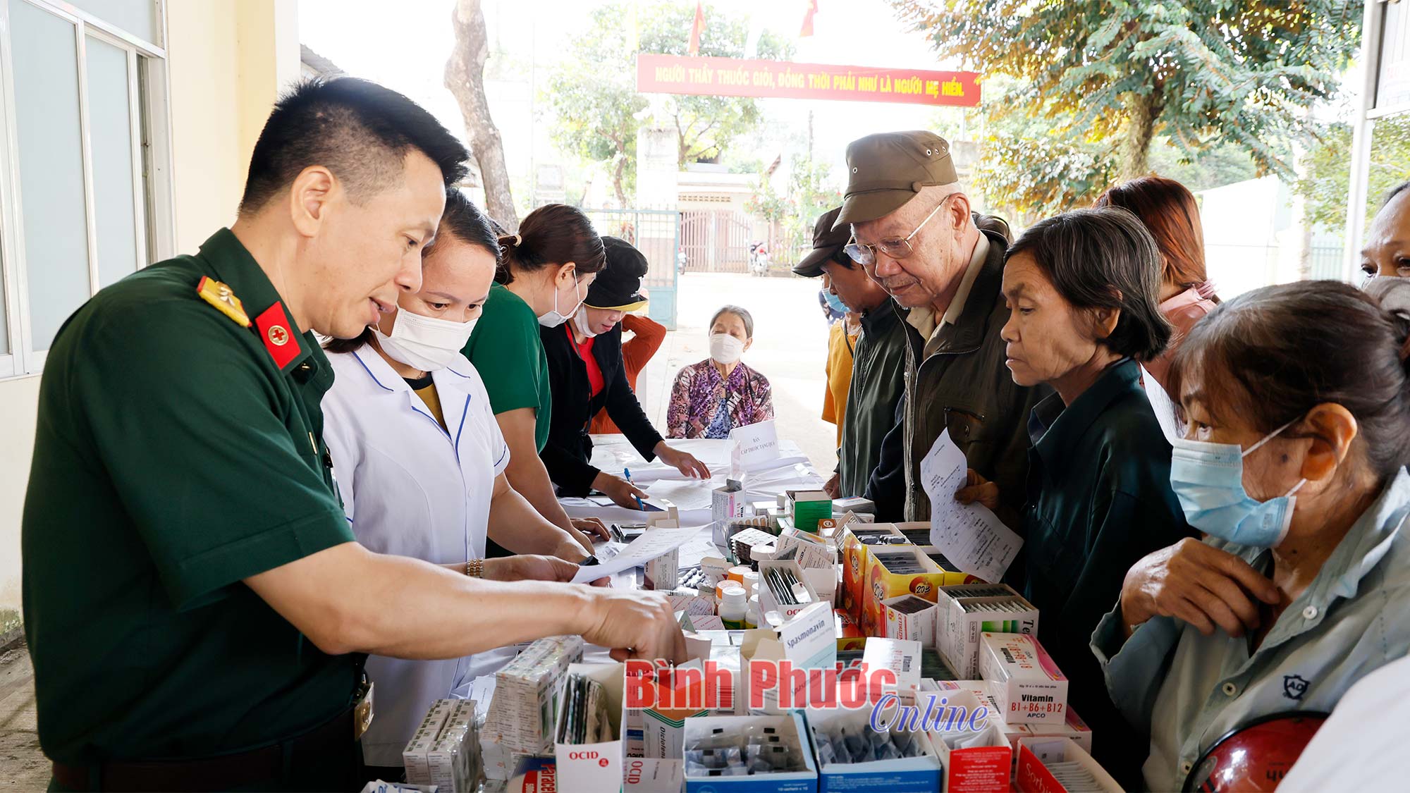 Trung đoàn 717 khám bệnh, cấp thuốc miễn phí Trung đoàn 717 khám bệnh, cấp thuốc miễn phí