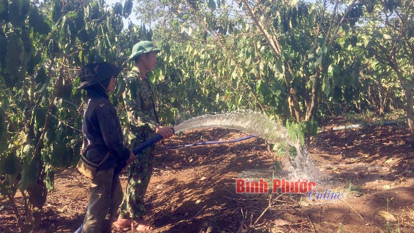 Trung đoàn 720: Tích cực giúp dân chống hạn Trung đoàn 720: Tích cực giúp dân chống hạn