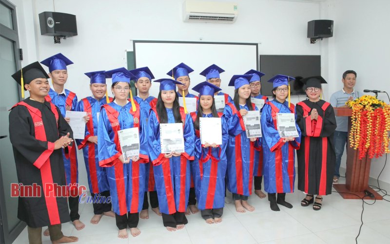 Trung tâm Ngoại ngữ Future trao chứng chỉ IELTS