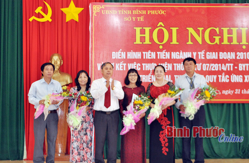 Tôn vinh 3 tập thể, 8 cá nhân điển hình tiên tiến ngành y tế Tôn vinh 3 tập thể, 8 cá nhân điển hình tiên tiến ngành y tế