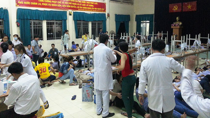 Ăn chiều xong, hàng trăm công nhân ngộ độc nằm la liệt Ăn chiều xong, hàng trăm công nhân ngộ độc nằm la liệt