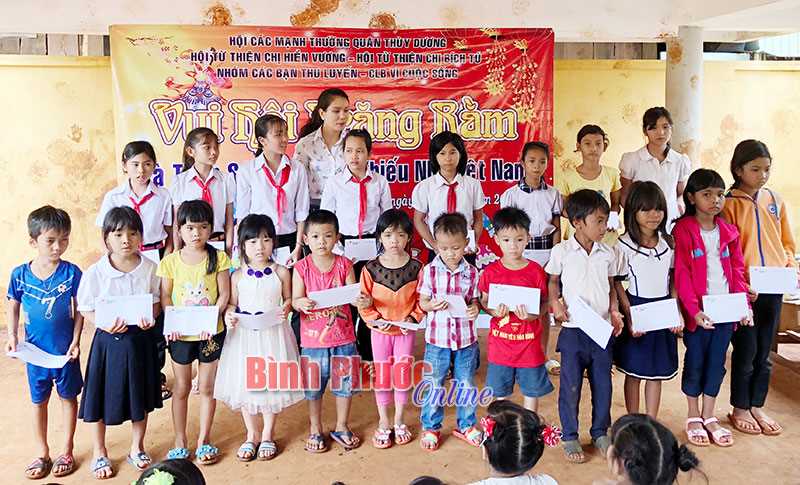 Tặng quà trung thu cho trẻ em xã Đức Hạnh Tặng quà trung thu cho trẻ em xã Đức Hạnh