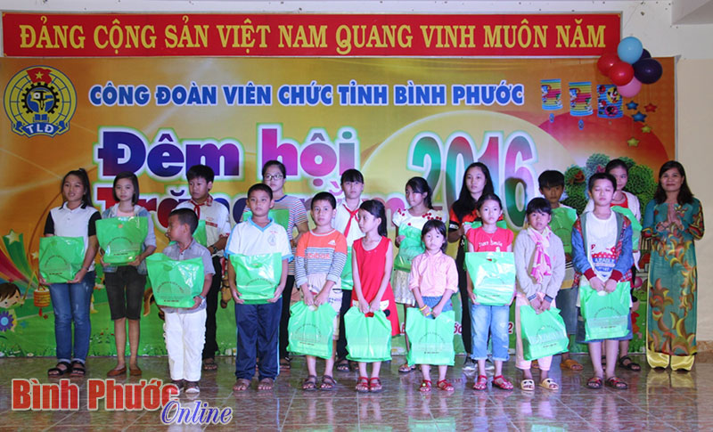 Sôi nổi đêm hội trăng rằm Sôi nổi đêm hội trăng rằm