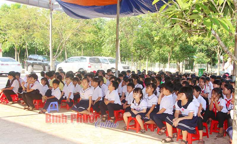 Trường tiểu học và THCS Tân Lợi tiếp bước học sinh nghèo