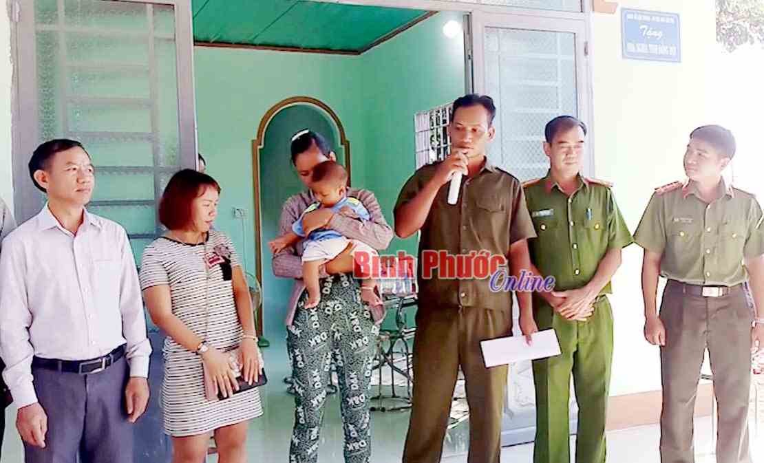 Tặng nhà nghĩa tình đồng đội cho công an viên Tặng nhà nghĩa tình đồng đội cho công an viên