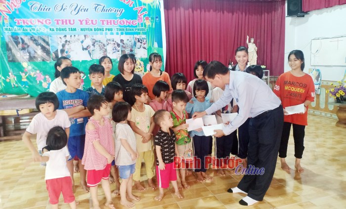 500 phần quà Trung thu tặng trẻ em có hoàn cảnh đặc biệt khó khăn 500 phần quà Trung thu tặng trẻ em có hoàn cảnh đặc biệt khó khăn