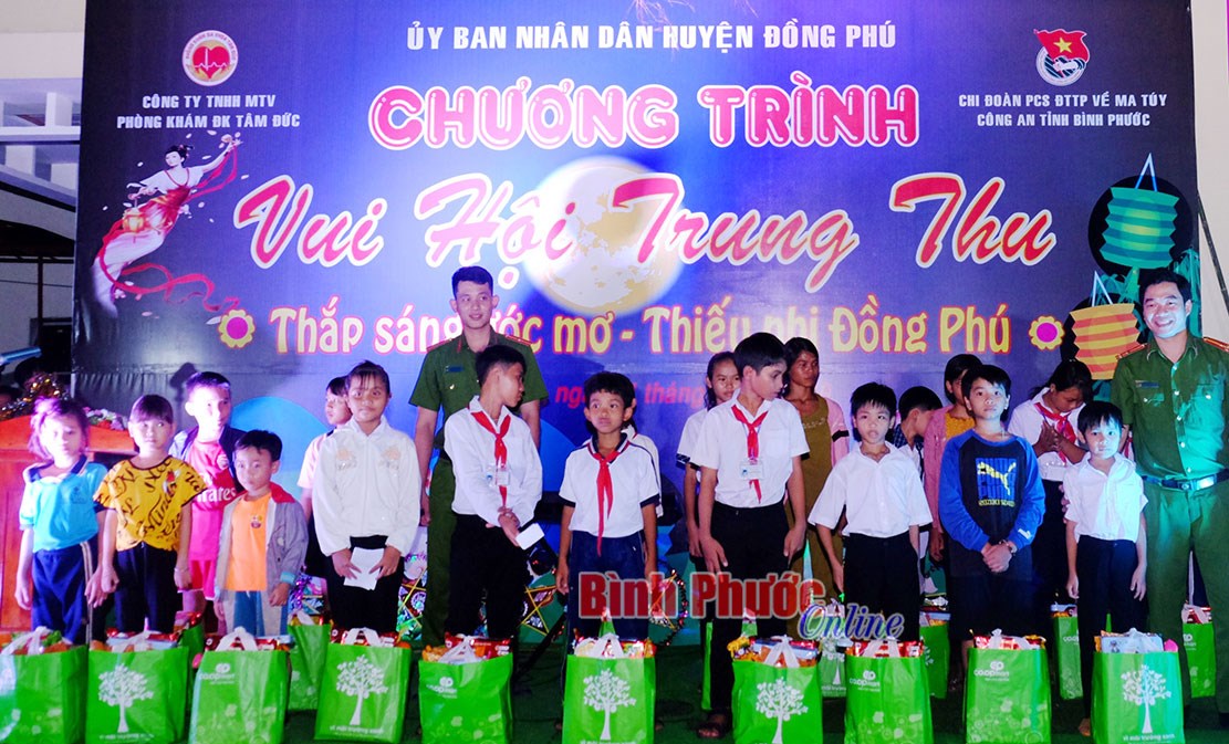 Hàng ngàn thiếu niên, nhi đồng chung vui đêm hội trăng rằm Hàng ngàn thiếu niên, nhi đồng chung vui đêm hội trăng rằm