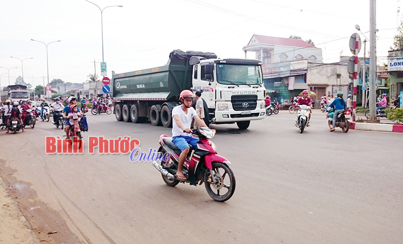 Cần có đèn giao thông ở ngã ba trung tâm xã Minh Hưng