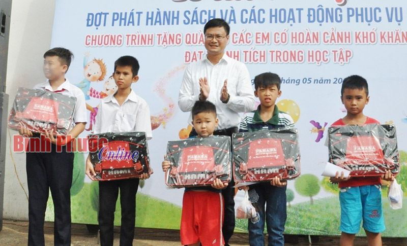 Fahasa Bình Phước tặng 60 phần quà cho học sinh nghèo vượt khó Fahasa Bình Phước tặng 60 phần quà cho học sinh nghèo vượt khó