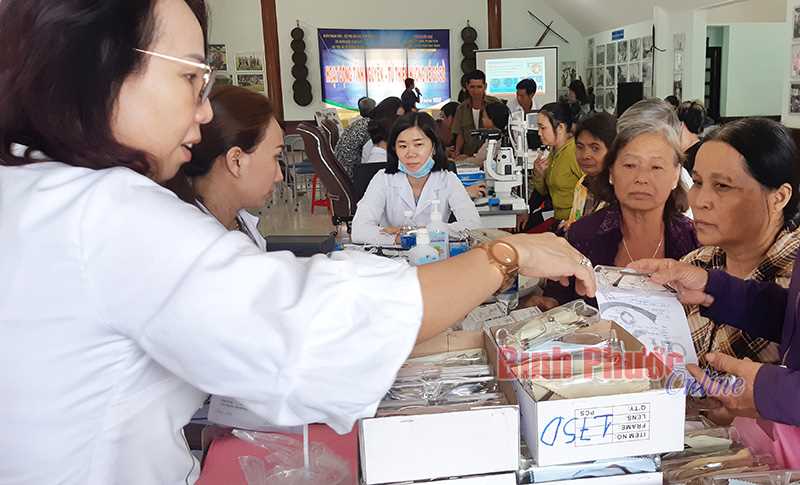 Khám mắt, cấp thuốc miễn phí cho nhân dân xã Bình Minh Khám mắt, cấp thuốc miễn phí cho nhân dân xã Bình Minh