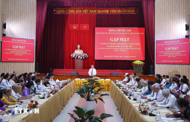ttxvn-2104-tong-bi-thu-gap-mat-nguoi-co-cong-6.jpg