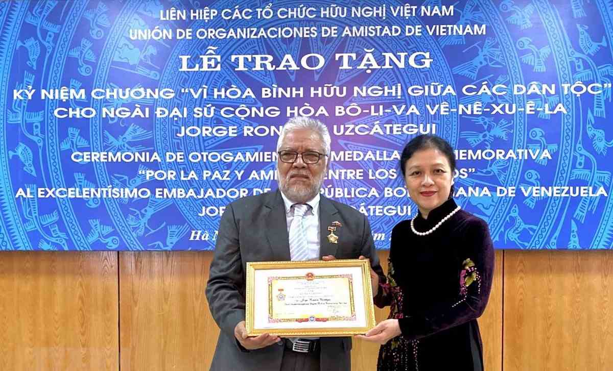 Trao Kỷ niệm chương vì hòa bình, hữu nghị tặng Đại sứ Venezuela Trao Kỷ niệm chương vì hòa bình, hữu nghị tặng Đại sứ Venezuela