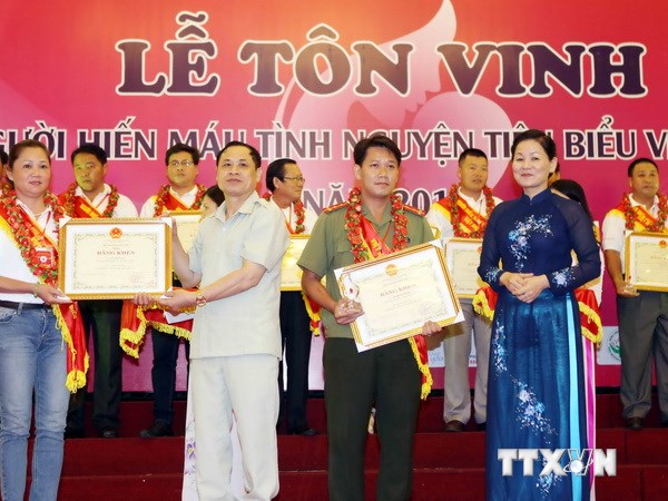 Lễ tôn vinh 100 người hiến máu tiêu biểu Việt Nam năm 2014 Lễ tôn vinh 100 người hiến máu tiêu biểu Việt Nam năm 2014