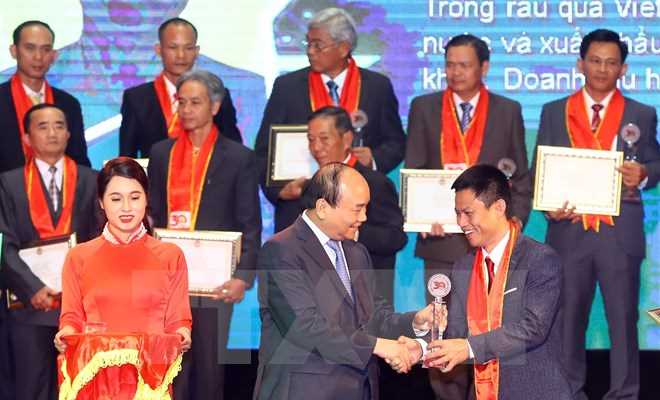 Tôn vinh nông dân Việt Nam xuất sắc 30 năm thời kỳ đổi mới Tôn vinh nông dân Việt Nam xuất sắc 30 năm thời kỳ đổi mới