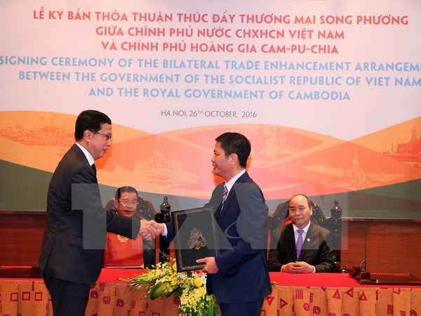 Việt Nam-Campuchia ký thỏa thuận thúc đẩy thương mại song phương