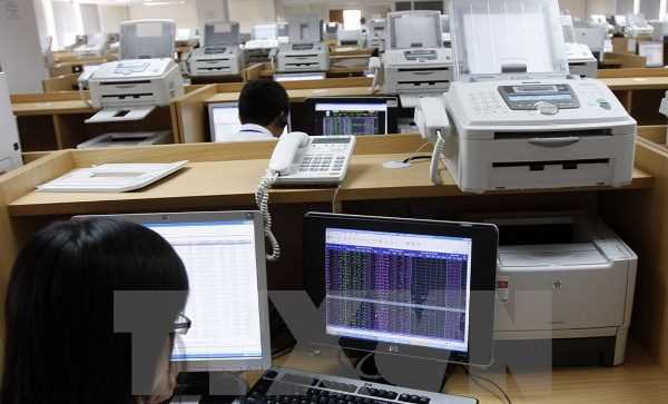 Hơn 8.000 tỷ đồng đổ vào thị trường, VN-Index vượt mốc 1.000 điểm Hơn 8.000 tỷ đồng đổ vào thị trường, VN-Index vượt mốc 1.000 điểm