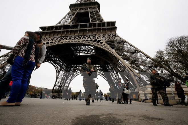 ttxvn_khung_bo_o_paris_2.jpg