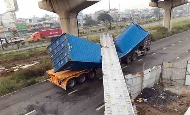 Xe container kéo sập dầm cầu bộ hành: Sẽ xử lý nghiêm các sai phạm Xe container kéo sập dầm cầu bộ hành: Sẽ xử lý nghiêm các sai phạm