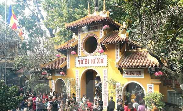 Bỏ việc đi lễ: Bài học sâu sắc cho những "công bộc của dân"