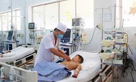 Bé trai 6 tuổi bị ngưng tim, ngưng thở vì hóc viên mọc trong bát bún Bé trai 6 tuổi bị ngưng tim, ngưng thở vì hóc viên mọc trong bát bún