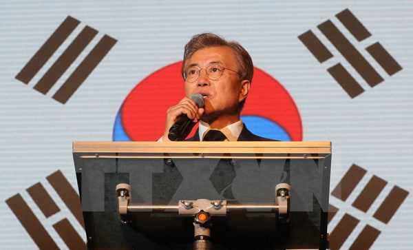 Ông Moon Jae-in tiếp quản quyền chỉ huy lực lượng vũ trang Hàn Quốc Ông Moon Jae-in tiếp quản quyền chỉ huy lực lượng vũ trang Hàn Quốc