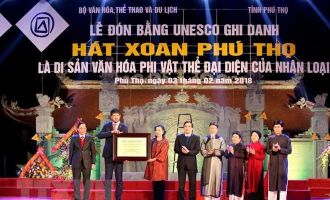 Đón bằng công nhận hát Xoan là di sản văn hóa đại diện của nhân loại Đón bằng công nhận hát Xoan là di sản văn hóa đại diện của nhân loại