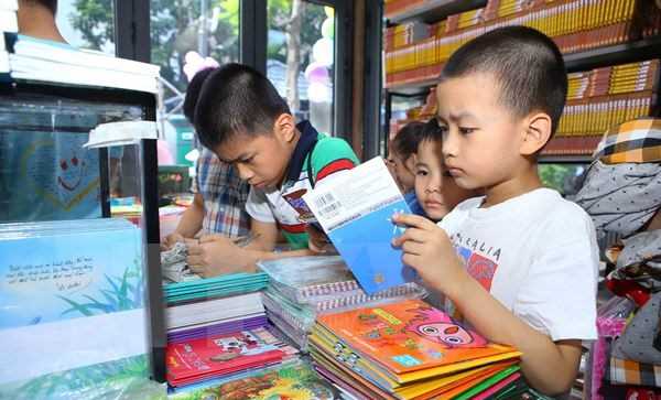 Tác phẩm văn học giúp tìm hiểu kiến thức khoa học như thế nào?