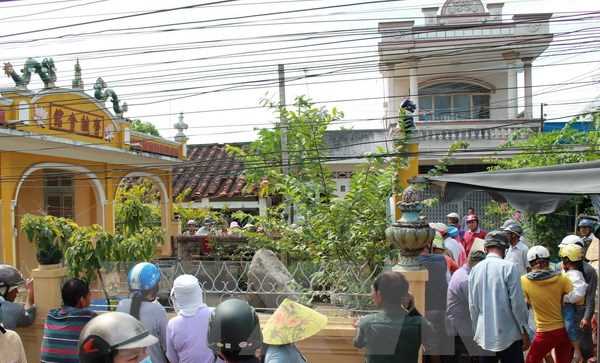 Người dân hiếu kỳ đến xem khối đá nổi trên mặt nước đã giảm