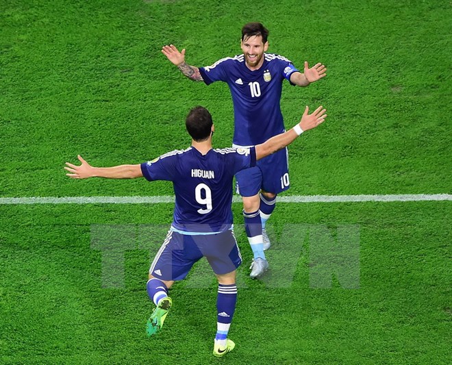 "Cậu bé vàng" Maradona đưa ra lời cảnh báo với Lionel Messi