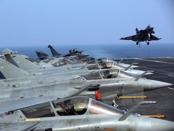 Pháp triển khai tàu sân bay Charles de Gaulle hỗ trợ chống IS
