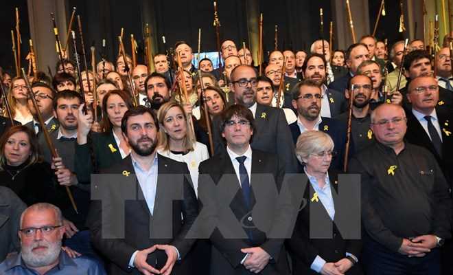 Các thị trưởng Catalonia biểu tình trước trụ sở châu Âu ở Brussels