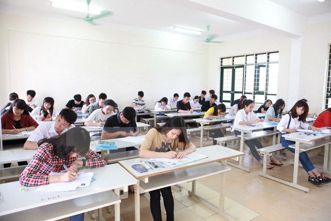 Tạm giữ 3 thí sinh gian lận thi cử bằng thiết bị công nghệ cao