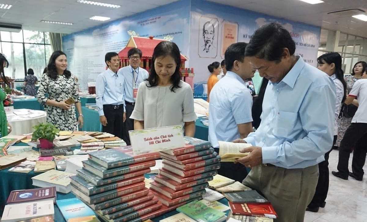 Trưng bày giới thiệu hơn 900 cuốn sách về Chủ tịch Hồ Chí Minh