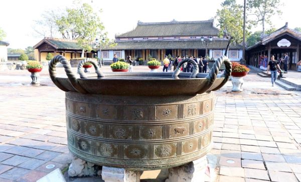 Độc đáo những chiếc vạc đồng tinh xảo thời chúa Nguyễn
