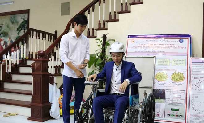 Độc đáo chiếc xe lăn leo cầu thang do hai học sinh chế tạo Độc đáo chiếc xe lăn leo cầu thang do hai học sinh chế tạo