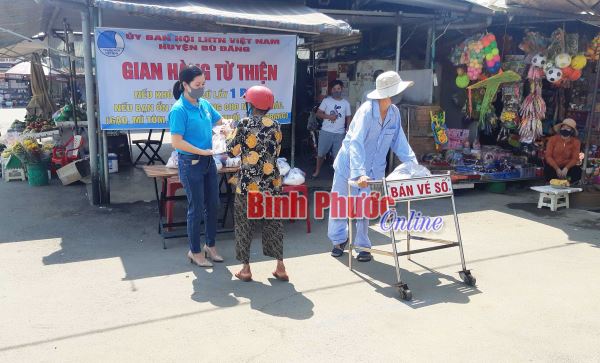 “Gian hàng từ thiện” chung tay phòng, chống dịch Covid-19 “Gian hàng từ thiện” chung tay phòng, chống dịch Covid-19