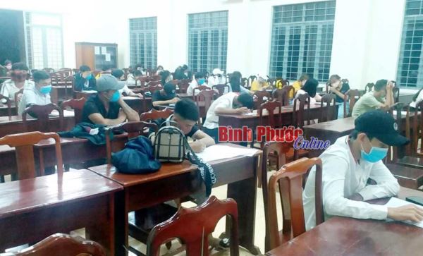 Phạt 29 thanh niên tụ tập tại Suối Lam không đeo khẩu trang Phạt 29 thanh niên tụ tập tại Suối Lam không đeo khẩu trang