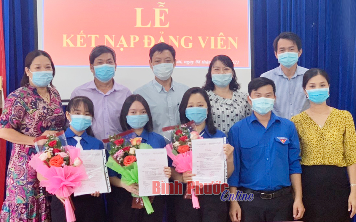 tu_hao_dang_vien_tuoi_18_08284217062021.jpg