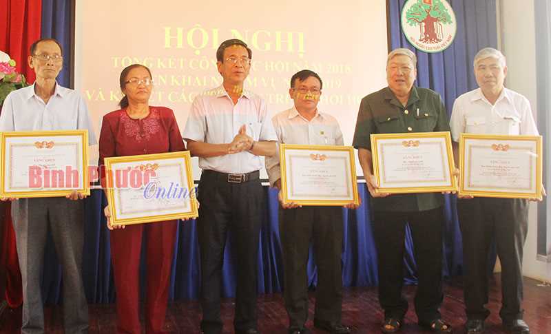Tuổi cao nêu gương sáng