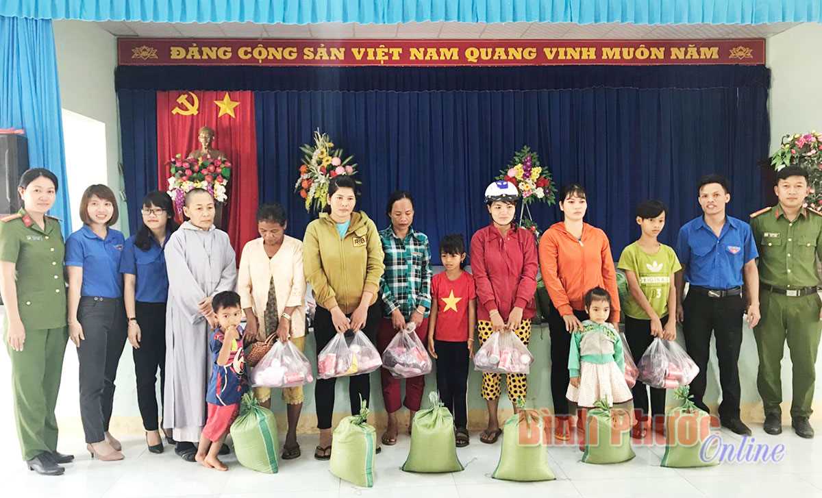 Tuổi trẻ Công an Chơn Thành xung kích tình nguyện Tuổi trẻ Công an Chơn Thành xung kích tình nguyện