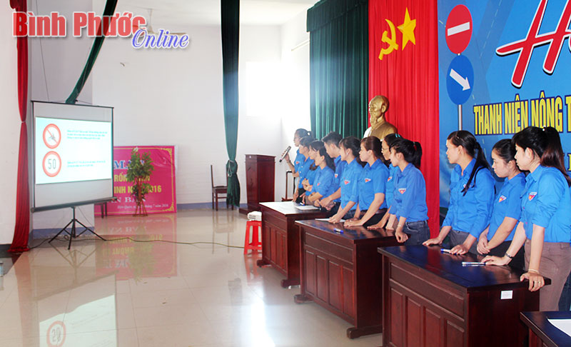 Tuổi trẻ Hớn Quản thi “Thanh niên nông thôn với pháp luật giao thông” Tuổi trẻ Hớn Quản thi “Thanh niên nông thôn với pháp luật giao thông”