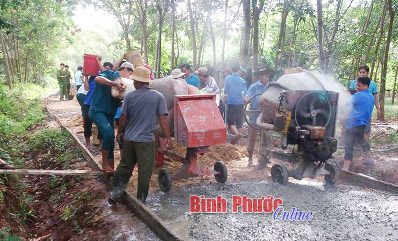 Tuổi trẻ Hớn Quản chung tay làm đường nông thôn mới Tuổi trẻ Hớn Quản chung tay làm đường nông thôn mới