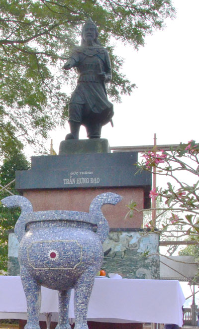 Tượng thánh cũng không yên Tượng thánh cũng không yên