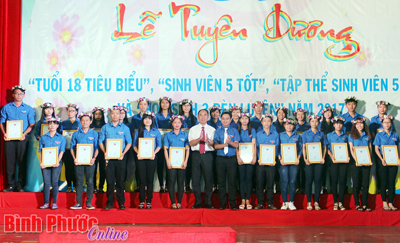 Tuyên dương 50 thợ trẻ giỏi khối công ty cao su Tuyên dương 50 thợ trẻ giỏi khối công ty cao su