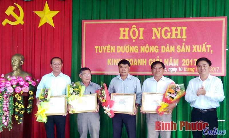 Tuyên dương nông dân sản xuất - kinh doanh giỏi