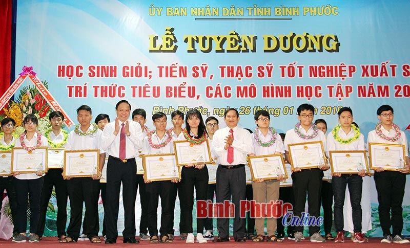 Tuyên dương học sinh, giáo viên, trí thức xuất sắc
