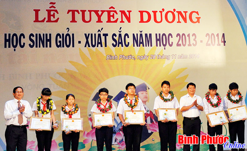 Tuyên dương 140 học sinh giỏi, xuất sắc năm học 2013-2014 Tuyên dương 140 học sinh giỏi, xuất sắc năm học 2013-2014