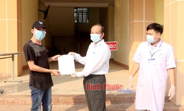 Trao quyết định hoàn thành thời gian cách ly cho 1 người quốc tịch Malaysia Trao quyết định hoàn thành thời gian cách ly cho 1 người quốc tịch Malaysia
