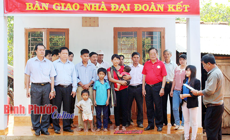 Ủy ban MTTQ các cấp bàn giao 62 căn nhà cho hộ nghèo Ủy ban MTTQ các cấp bàn giao 62 căn nhà cho hộ nghèo